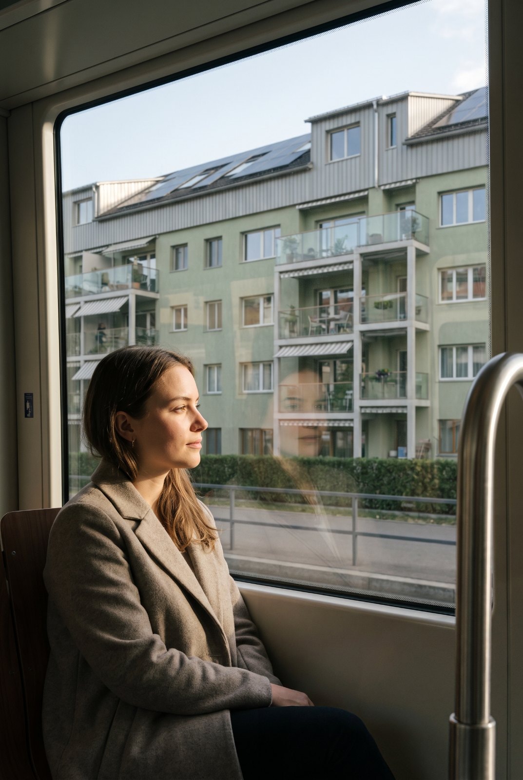 Im Tram, Blick durchs Fenster auf die Häuser an der Badenerstrasse